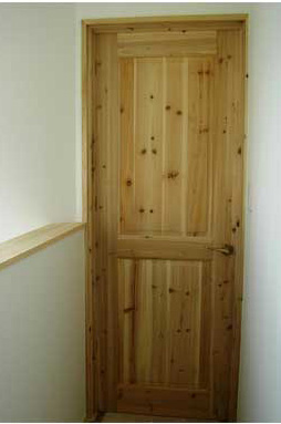 主寝室・子供部屋も天然木のドア
